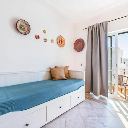 Apartman Bright & Cozy 1 Bdr Flat W/ Balcony By Lovelystay